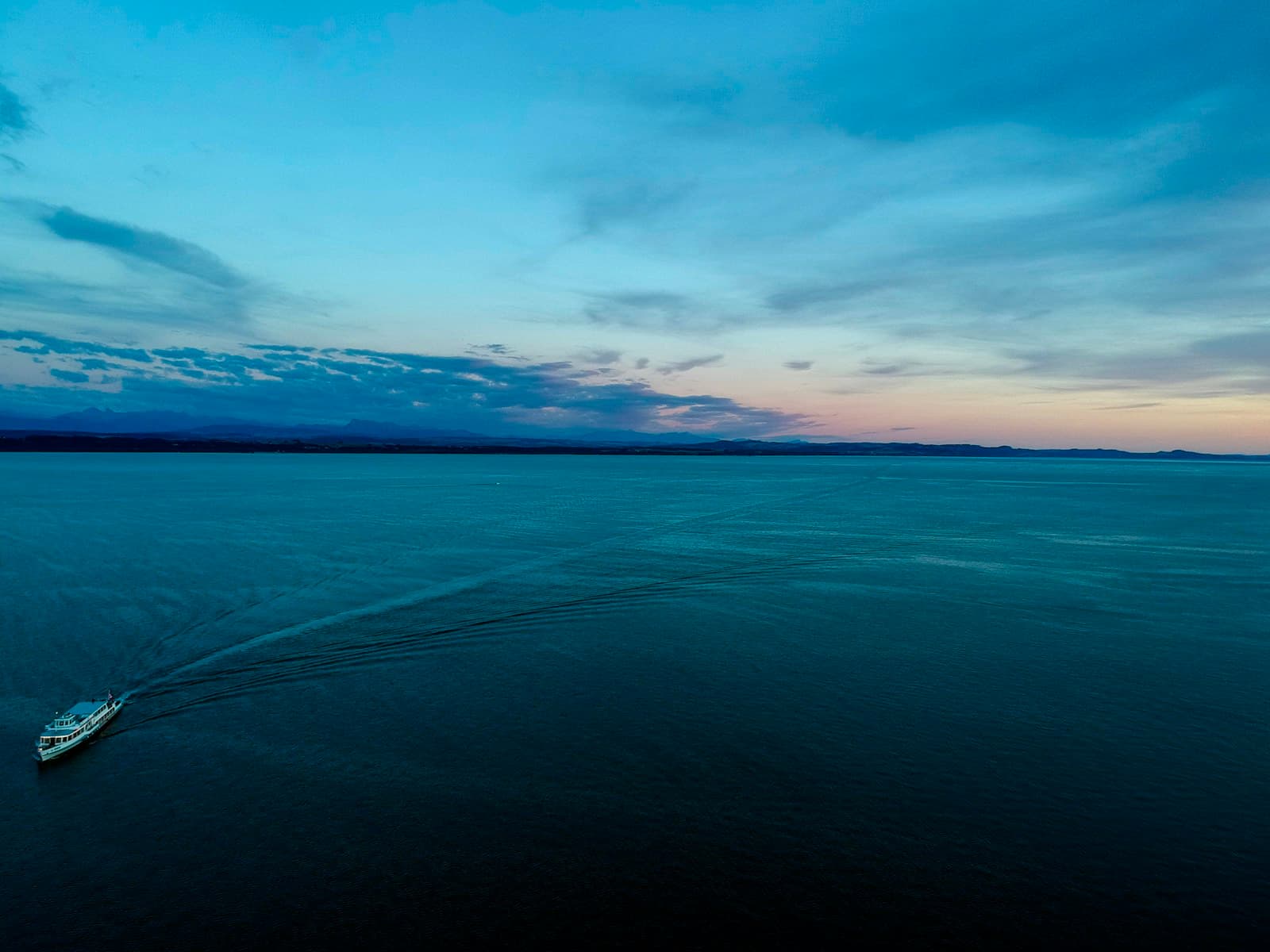 Le lac de Neuchâtel au crépuscule