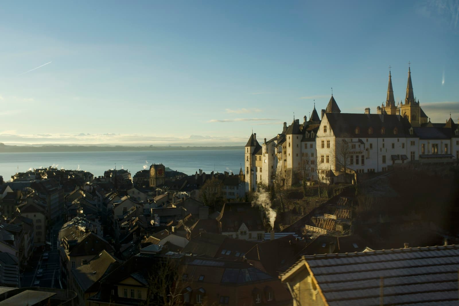 Neuchâtel, le château et le lac