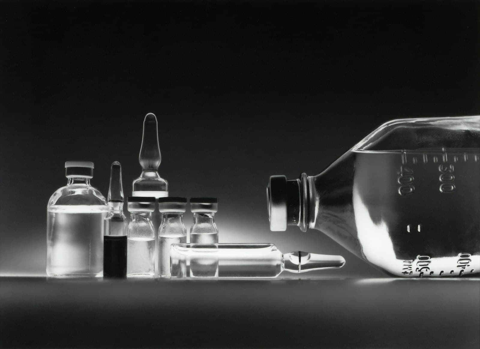 Flacons et ampoules pharmaceutiques en studio