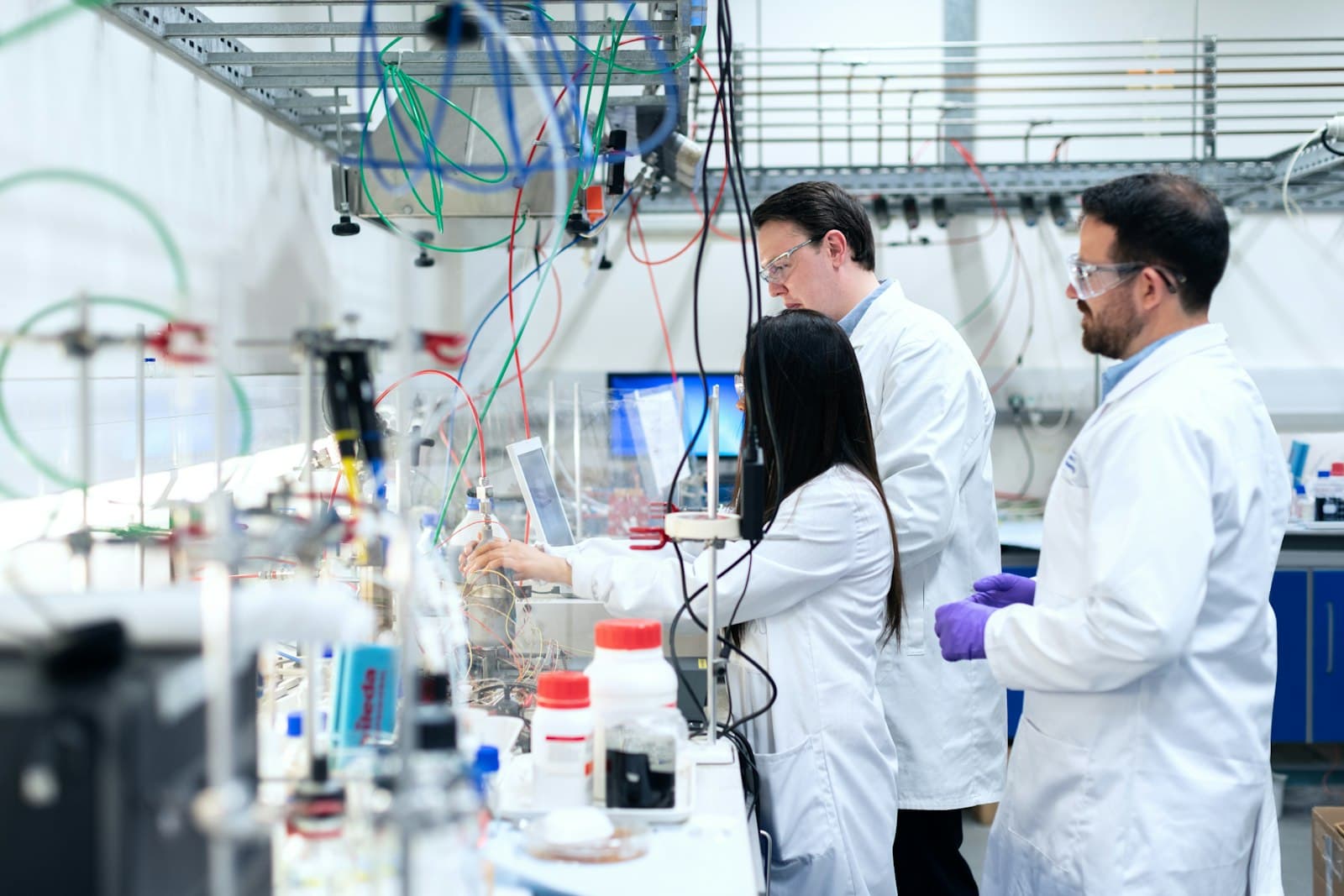 Scientifiques au travail sur un banc d’essai de laboratoire