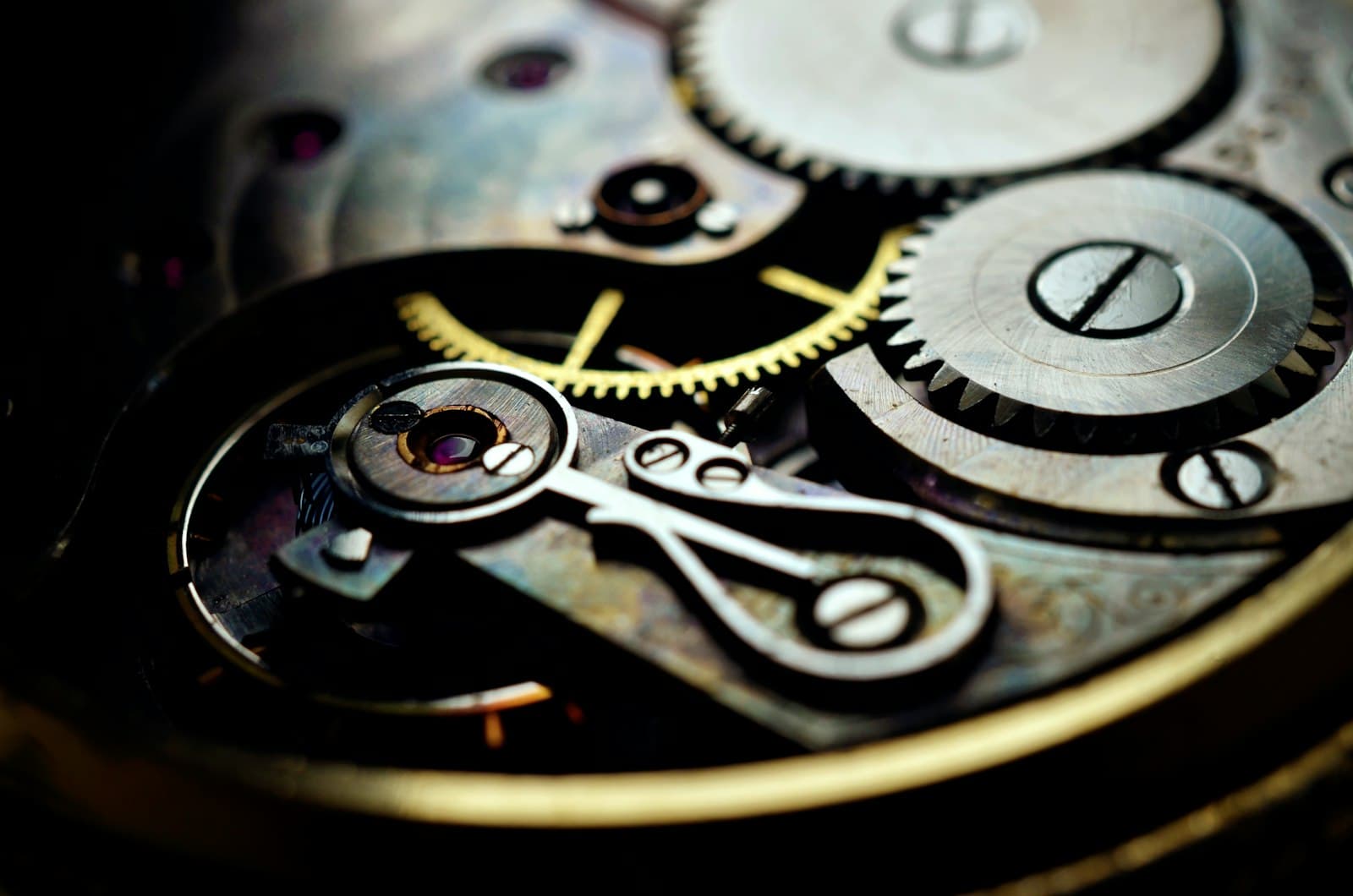 Mouvement mécanique de montre, rubis et rouages