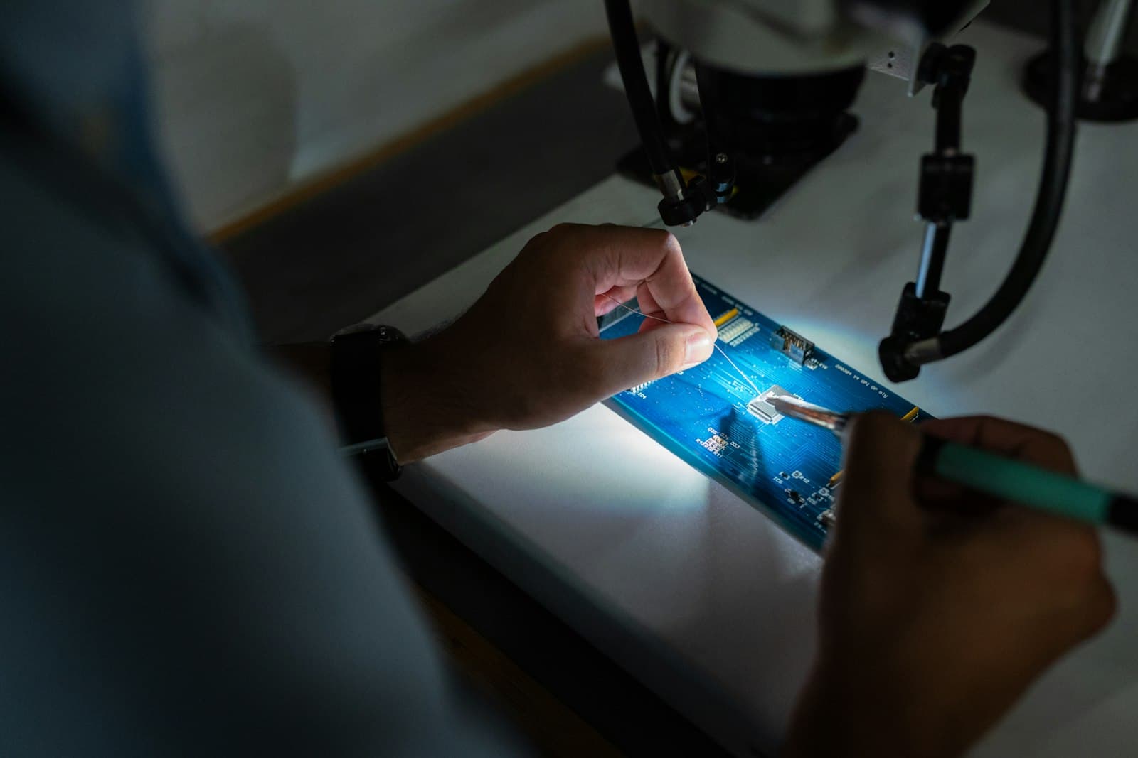 Réparation électronique sous microscope